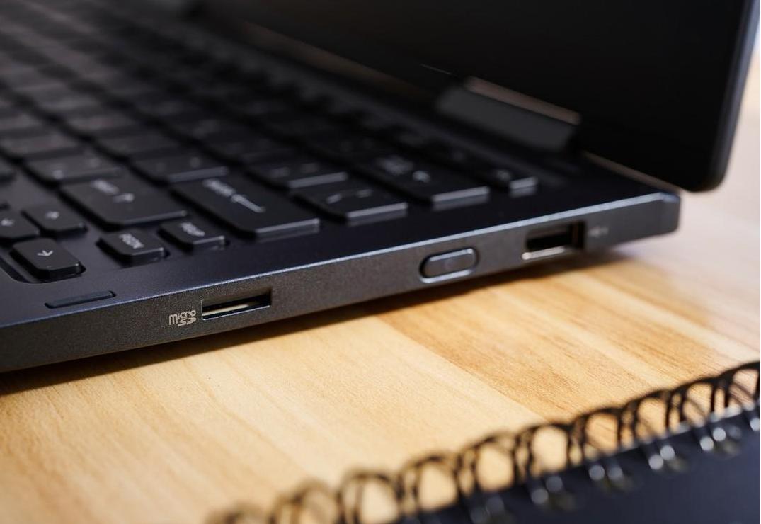 荒唐一幕！哥伦比亚老师讲课时候突然和妻子亲热，看呆一群学生