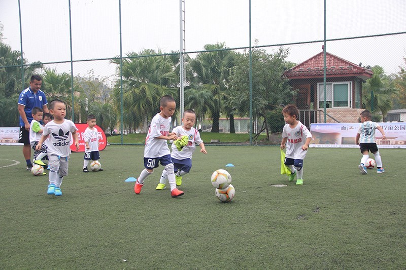 快乐足球启蒙教育,足球启蒙班快乐训练