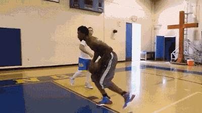 转身炸球过人既有节奏又有气势,这是我见过最快的转身过人