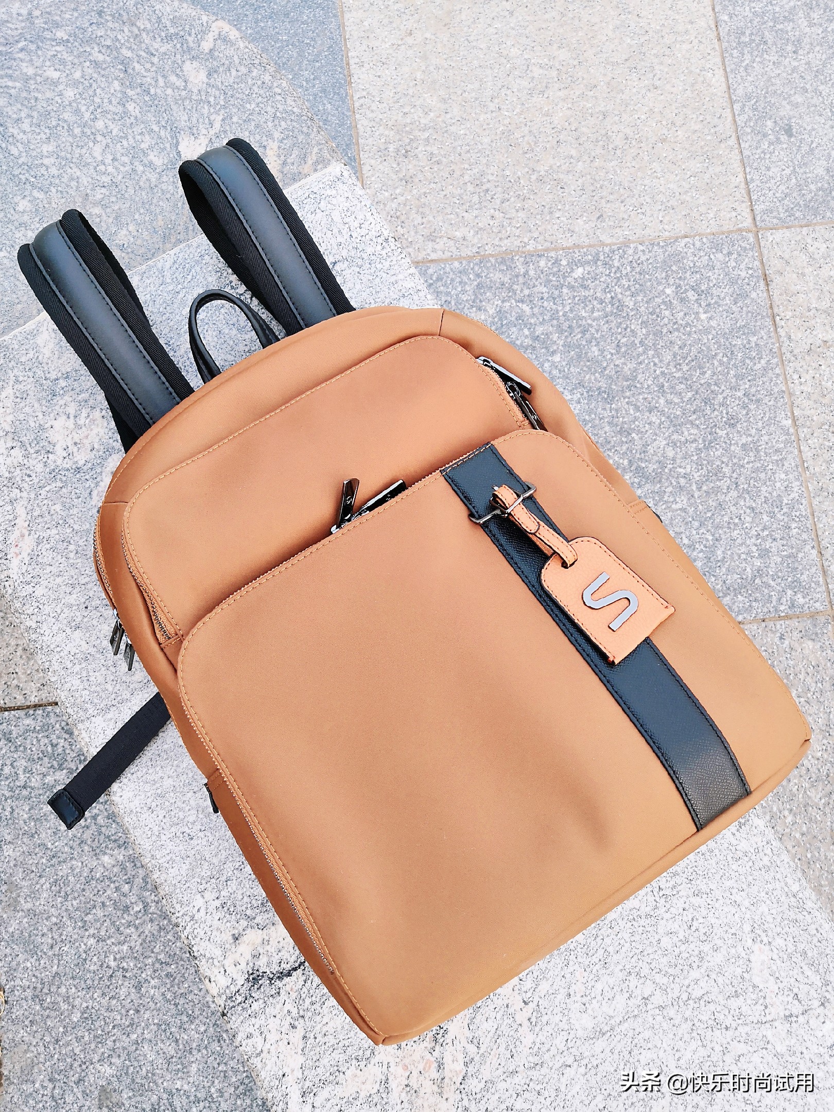 新秀丽包包是什么档次,新秀丽翻盖双肩包质量如何