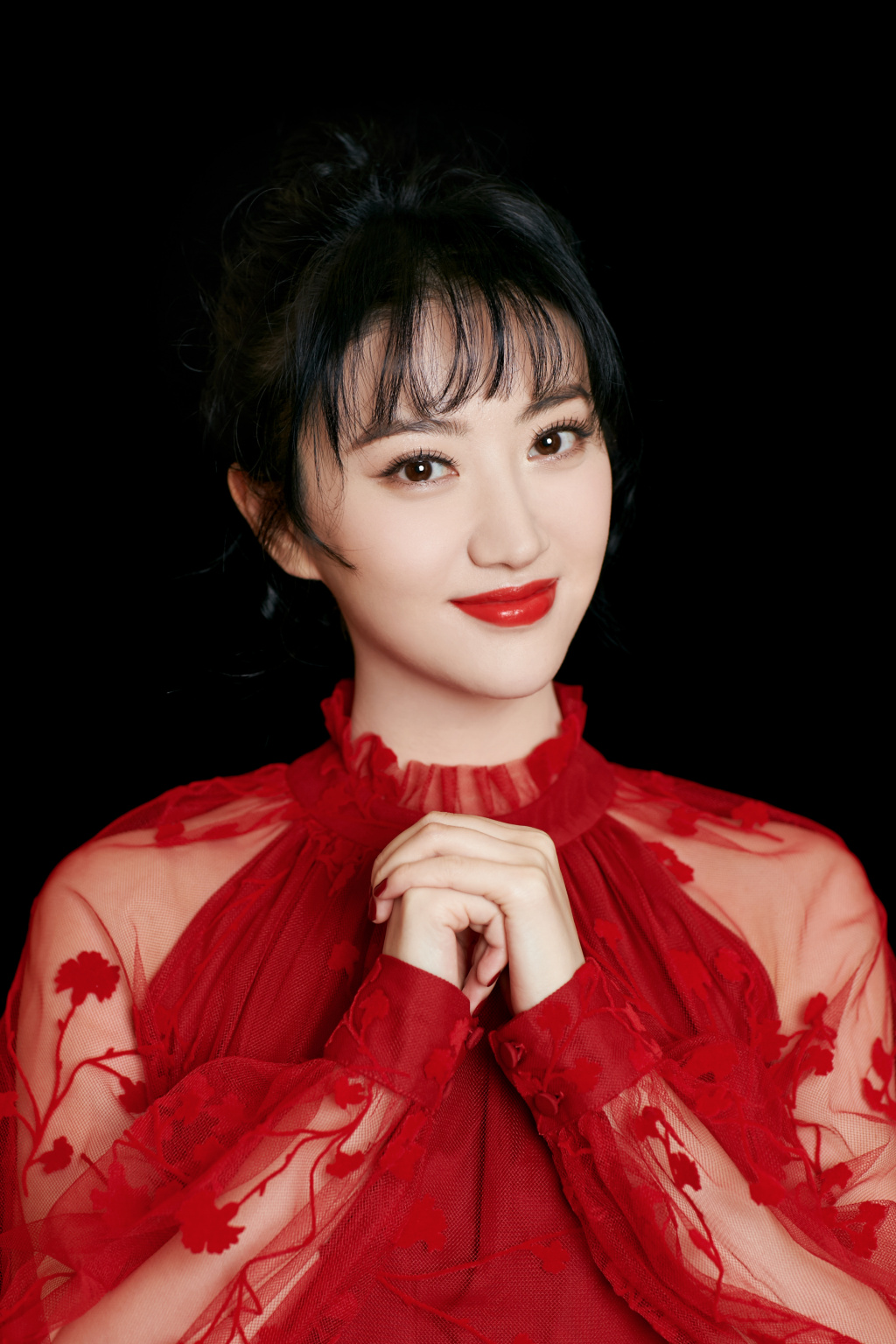 她直播自曝微整形，今穿T恤配大红色轻纱裙，衬得人肤白如雪