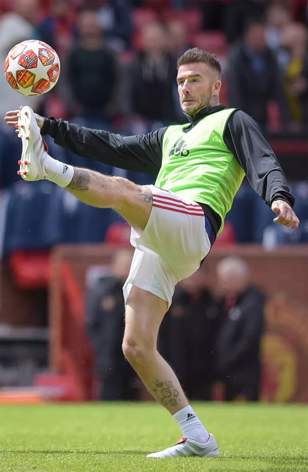 46岁贝嫂带儿女为老公助威，小七成全场焦点，小贝甜蜜亲吻女儿