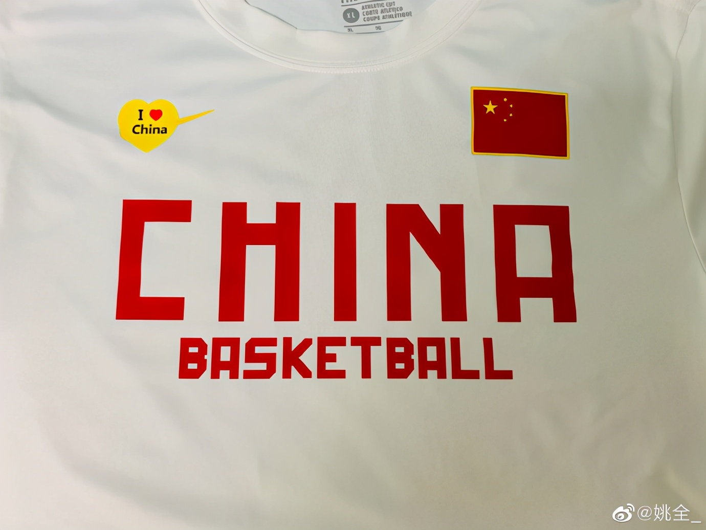 可耻！穿贴*旗国**的耐克说爱国，知名CBA解说无脑行为遭同行抨击