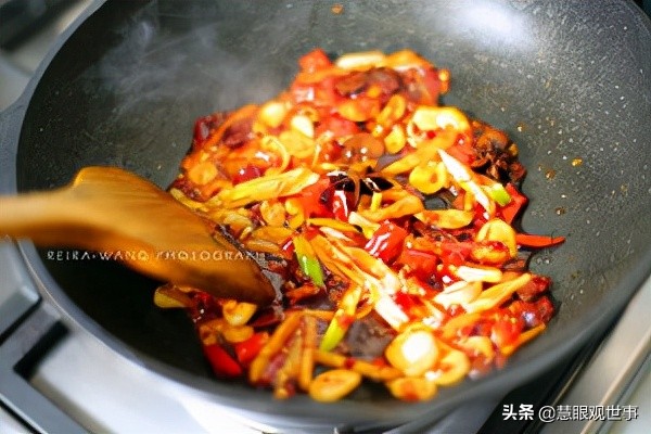 《侯卫东*场官**笔记》和《侯海洋基层风云》中的烧鸡公