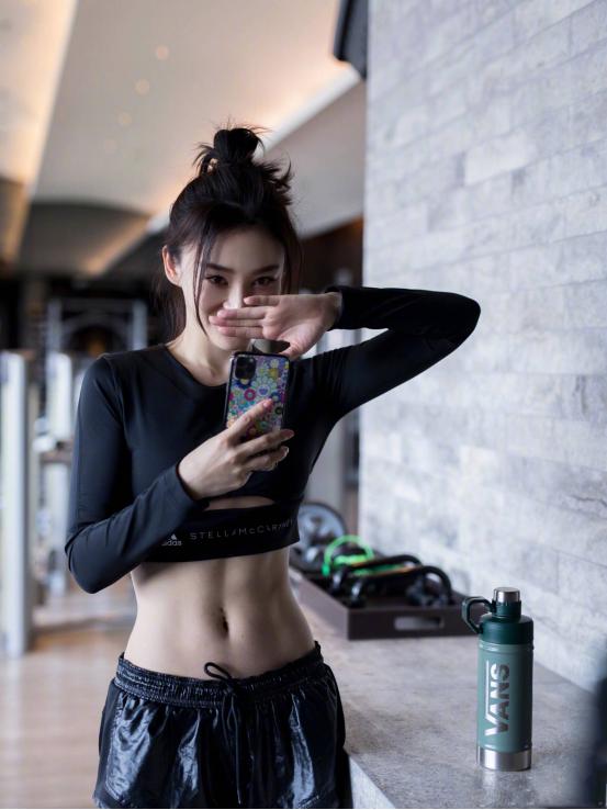 袁姗姗穿黑色运动裤出席活动,袁姗姗高腰裤穿搭