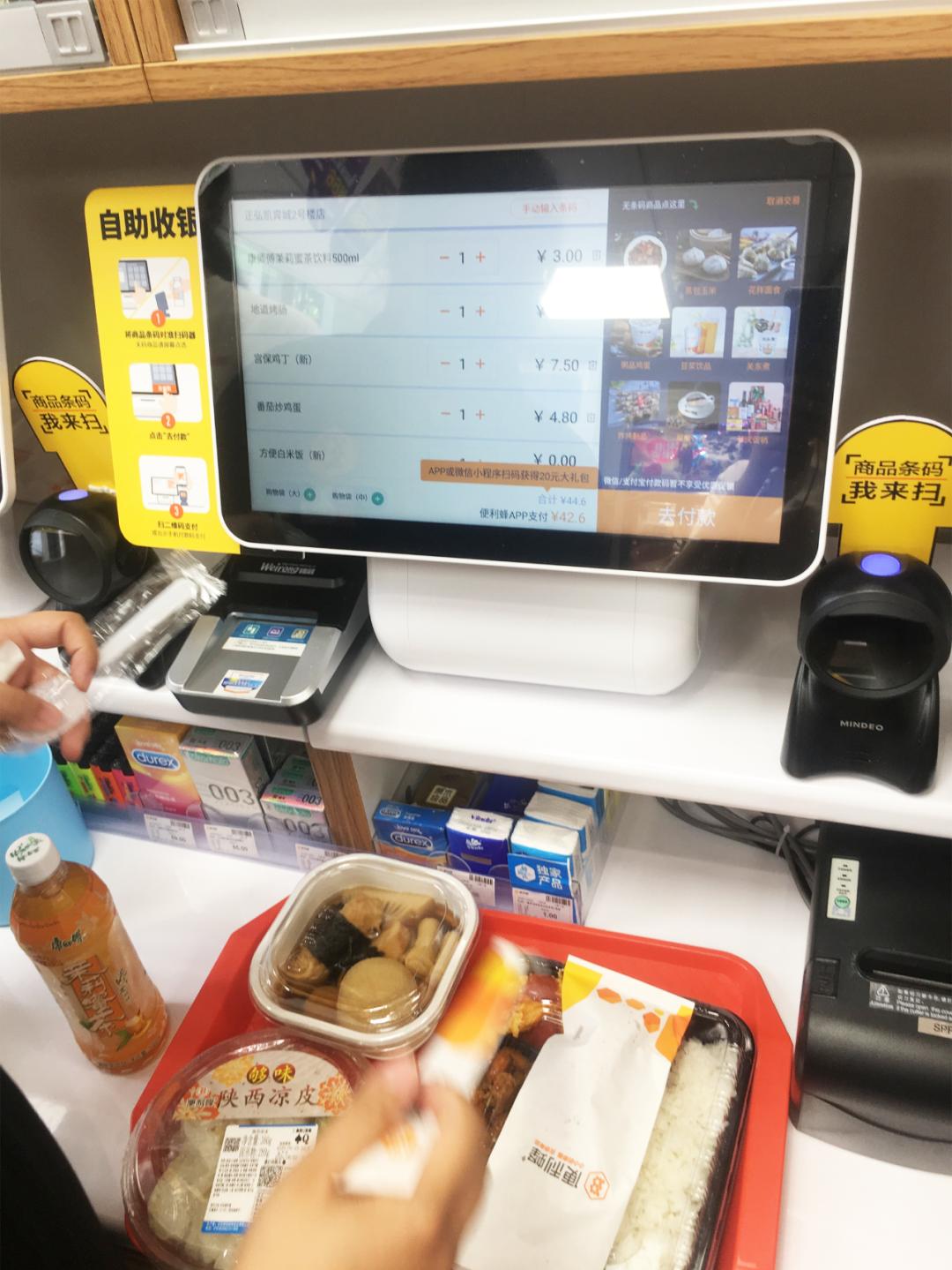 特写|郑州便利店上演“贴身战”，鲜食成各家的“头号*器武**”