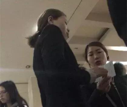 今天必须曝光他们！医院门口这些人谁认识？