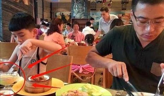 吃西餐前服务员都会送来柠檬水 (吃牛排时桌子上的柠檬水是干嘛的)