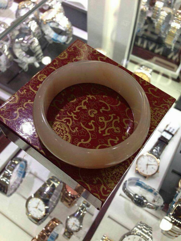 青白和田玉手镯为啥便宜,和田玉手镯怎样才能买到真的