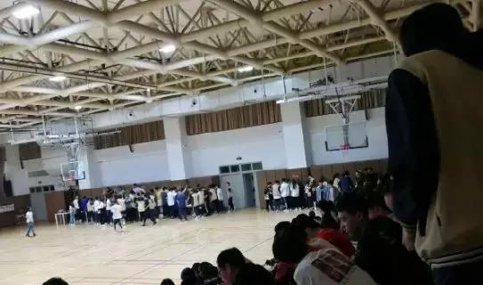 这帮学生用胶带把老师给绑了？！简直……干得漂亮