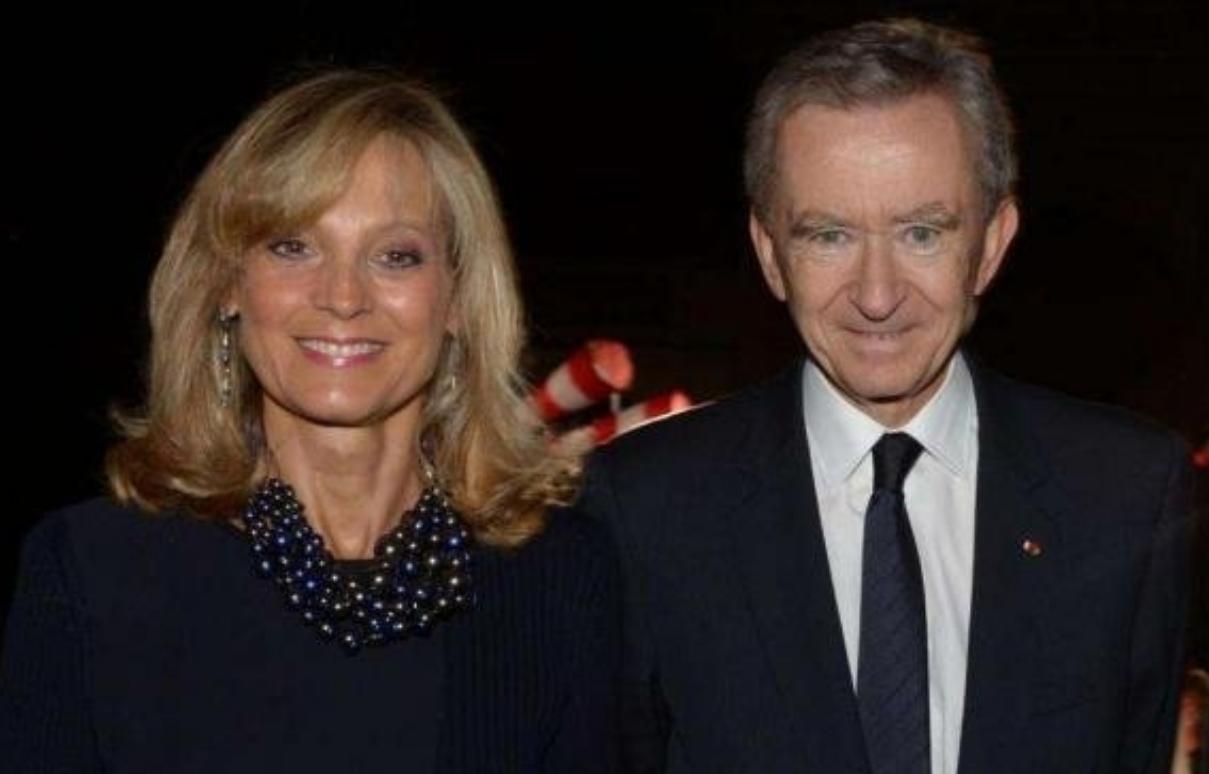 LV老板娘才是低调贵妇，60多岁穿搭朴素，三太子眉眼好像她