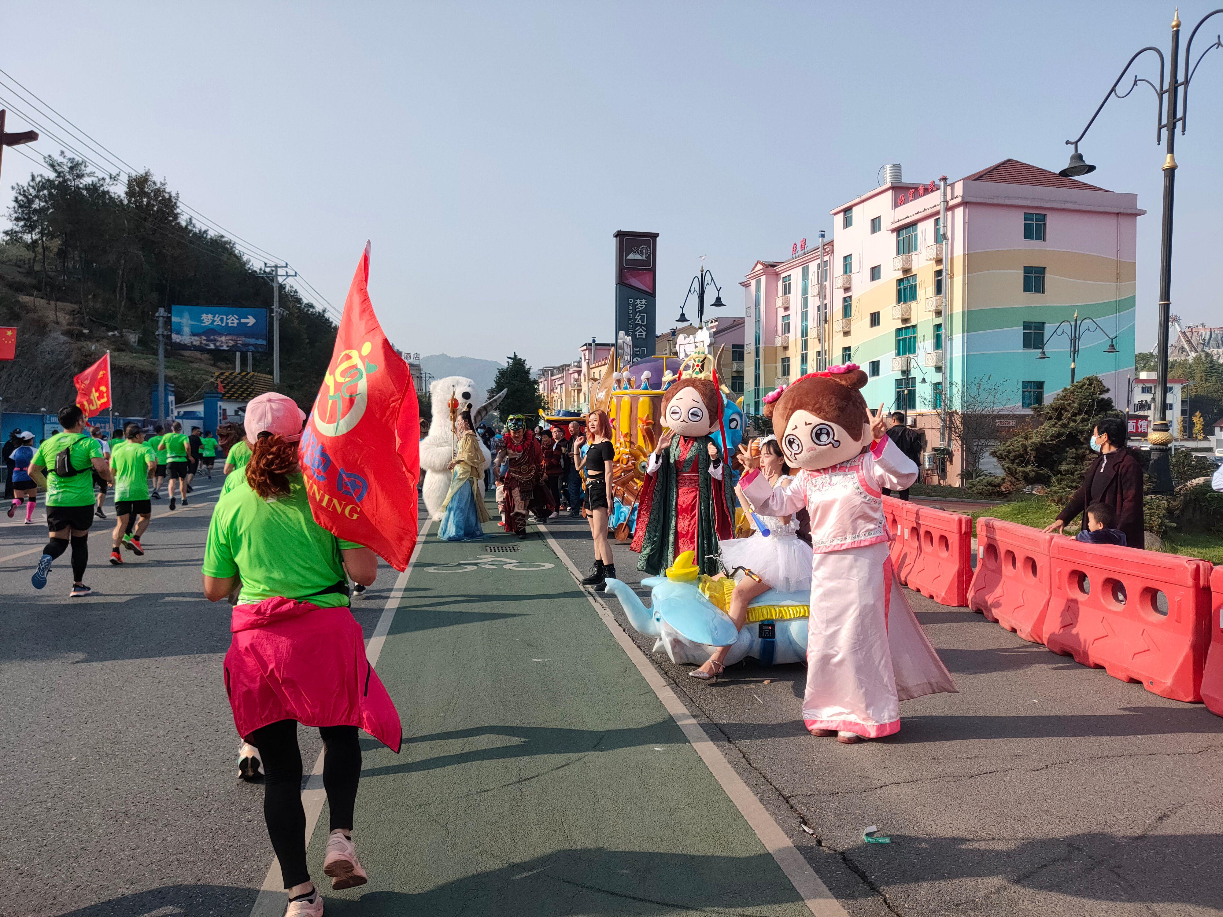 首个全马2022年超燃视频,横店马拉松2023全马颁奖直播