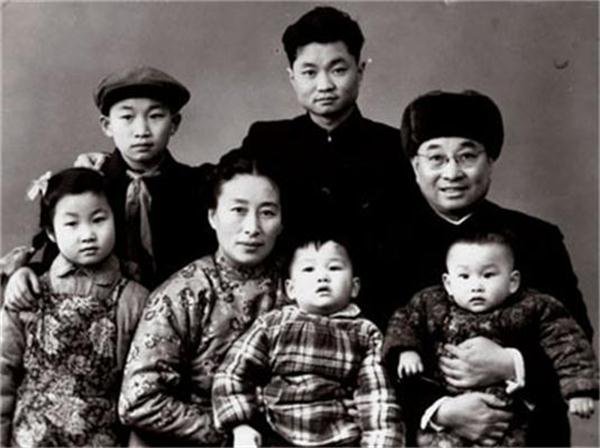 《亮剑》中李云龙原型是,亮剑里李云龙的死因