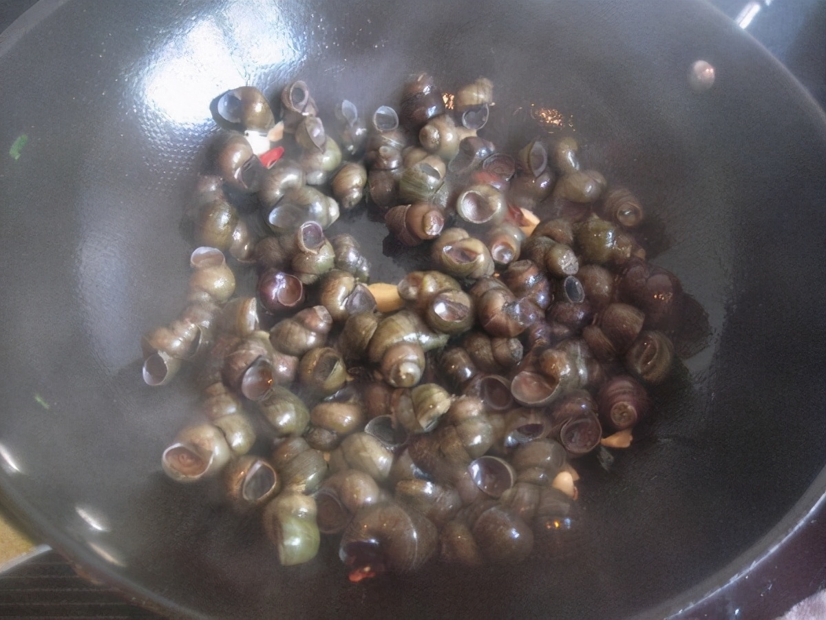 田螺屁股的处理方法,没剪屁股的田螺怎么处理