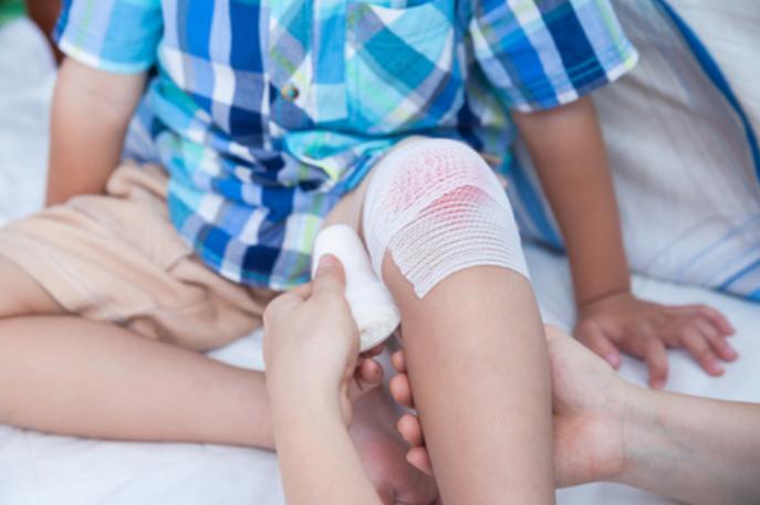 儿童被鸡抓伤长出鸡脚,小孩被鸡抓伤会留疤吗