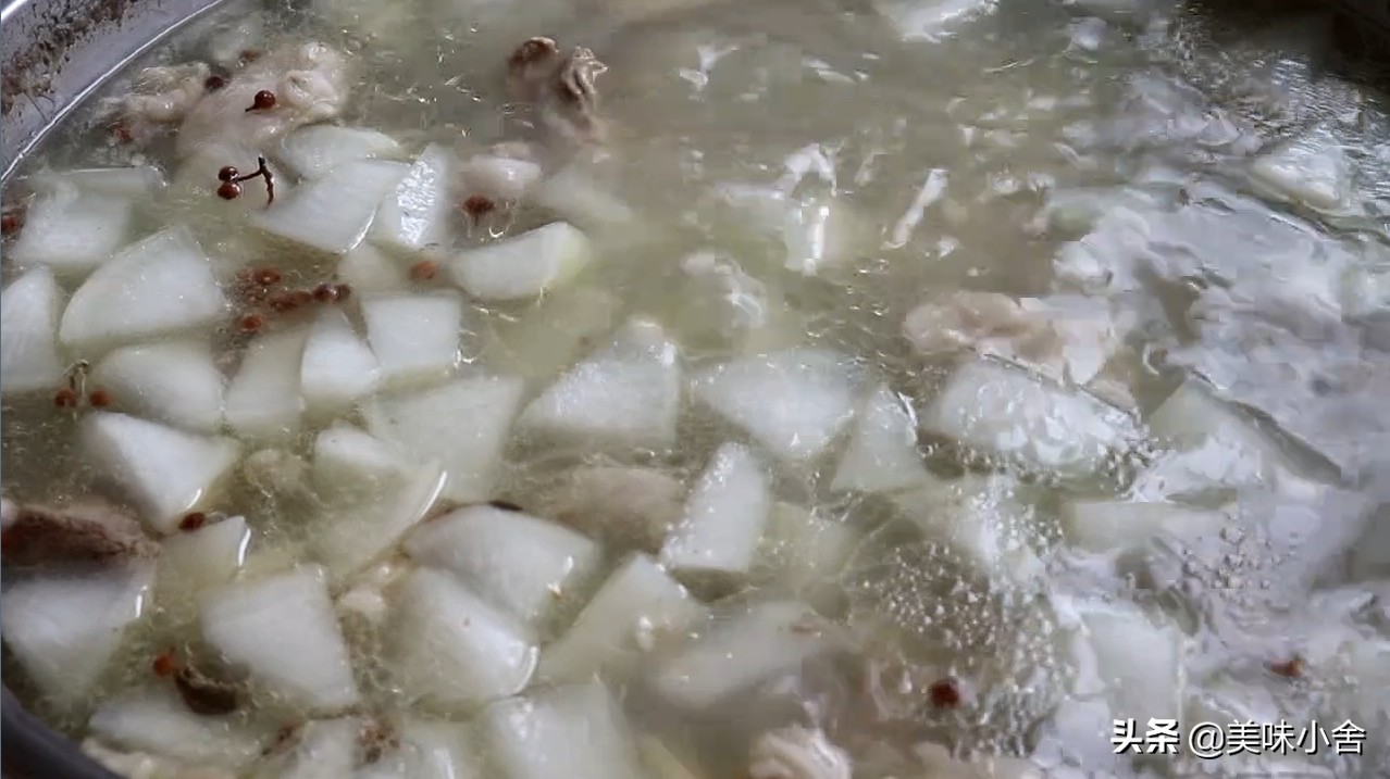 炖羊肉汤切记不要直接炖诀窍,炖羊肉汤切莫直接炖