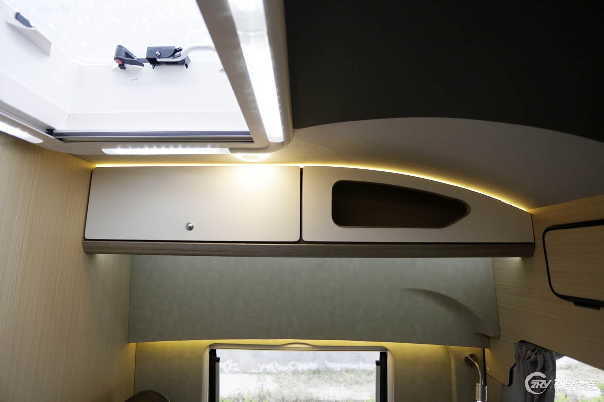 25万大通v90七座,大通v90自动挡5.95米长轴高顶房车