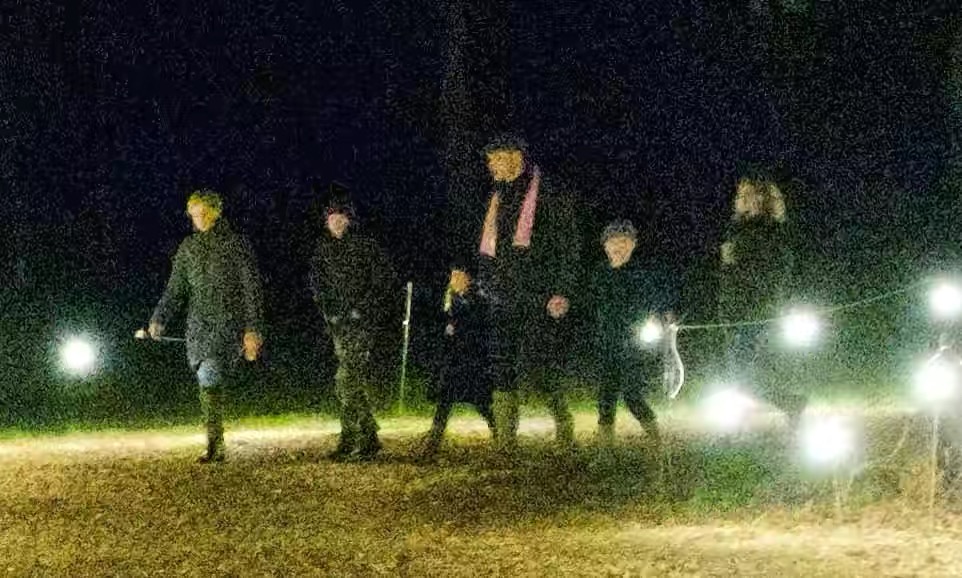 三小只随爸妈夜游记：路易坐威廉肩头笑开花，小夏美美秀长靴