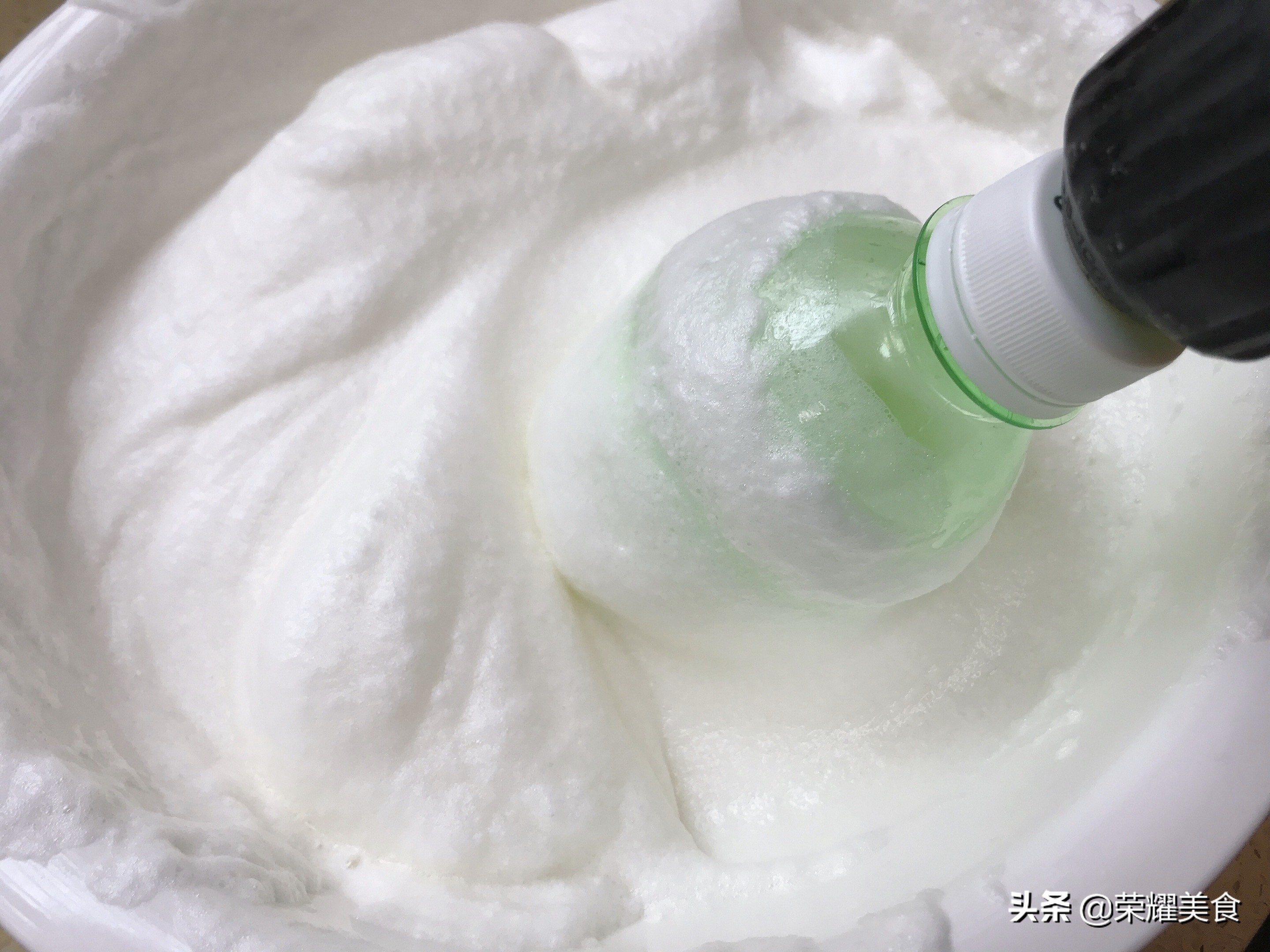 电饭煲做蛋糕简单好吃不用搅拌机,教你用电饭煲做蛋糕方法一学就会