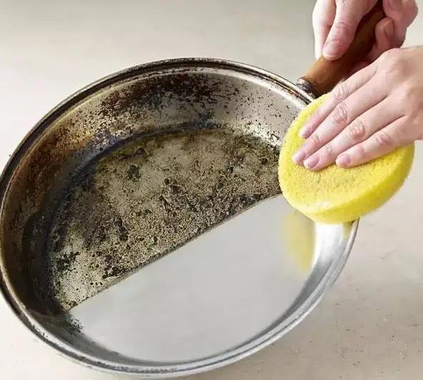 厨房的锅用久又黑又脏？别用钢丝球擦，学会这样做，干净又美观