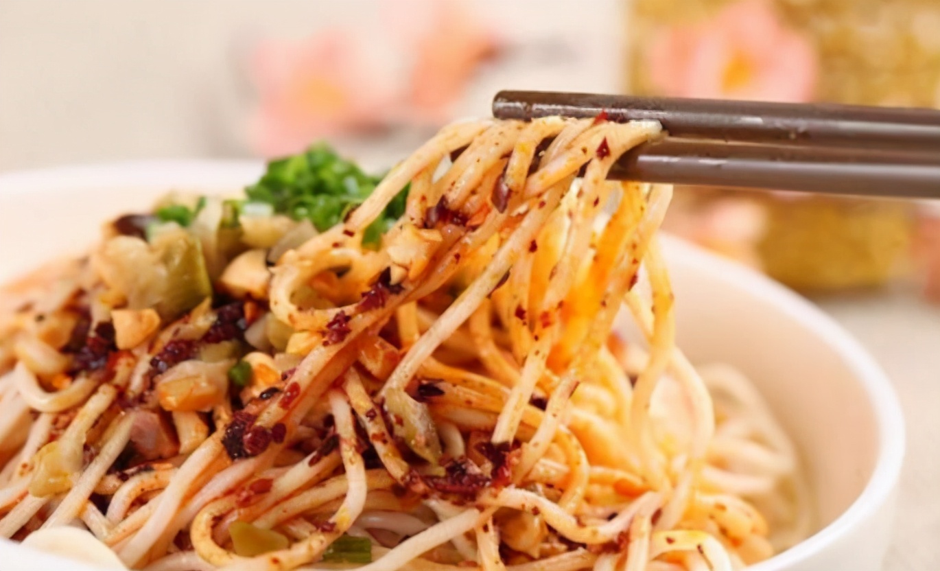 面条下锅煮熟后拌成凉面的教程,做凉面静置几分钟