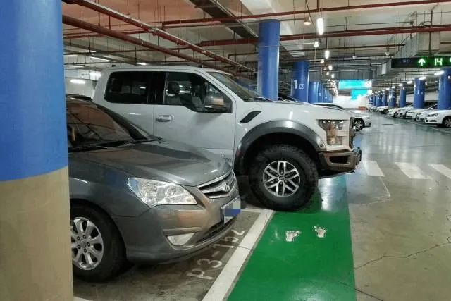 马路是大爷，停车是孙子，在中国开皮卡果真如此酸爽？