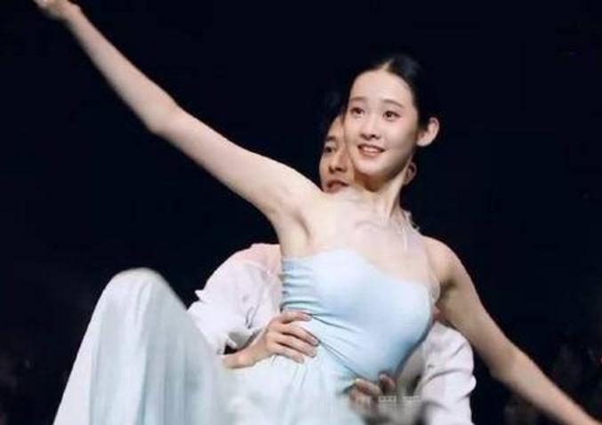 张艺凡芭蕾基本功,张艺凡芭蕾仪态惊艳众人