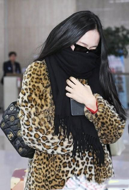 郑秀晶呢子大衣机场穿搭,郑秀晶豹纹