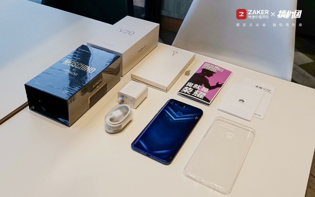 挖孔屏好用吗，相机自带8倍镜，能玩英雄联盟：荣耀V20体验