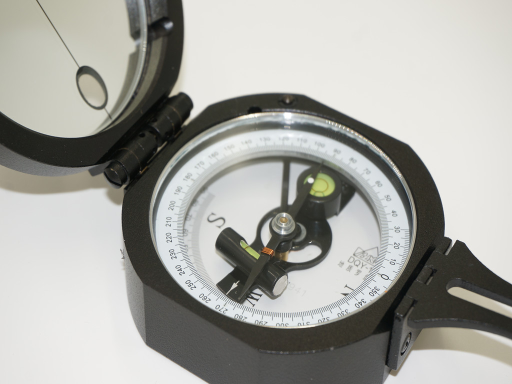 罗盘遇到怪事真的会受到干扰吗,哀牢山失踪人员有带罗盘吗