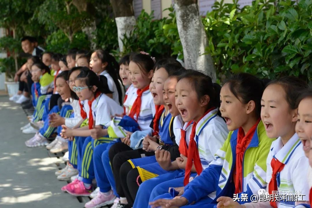有限的场地无限的足球--新迎二小首届昆陆敦搏杯班级足球联赛开幕