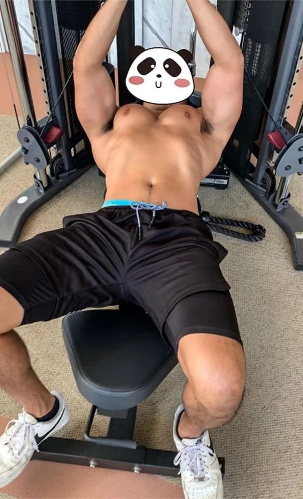 韩国帅哥晒胸肌恶搞,tvb男演员胸肌