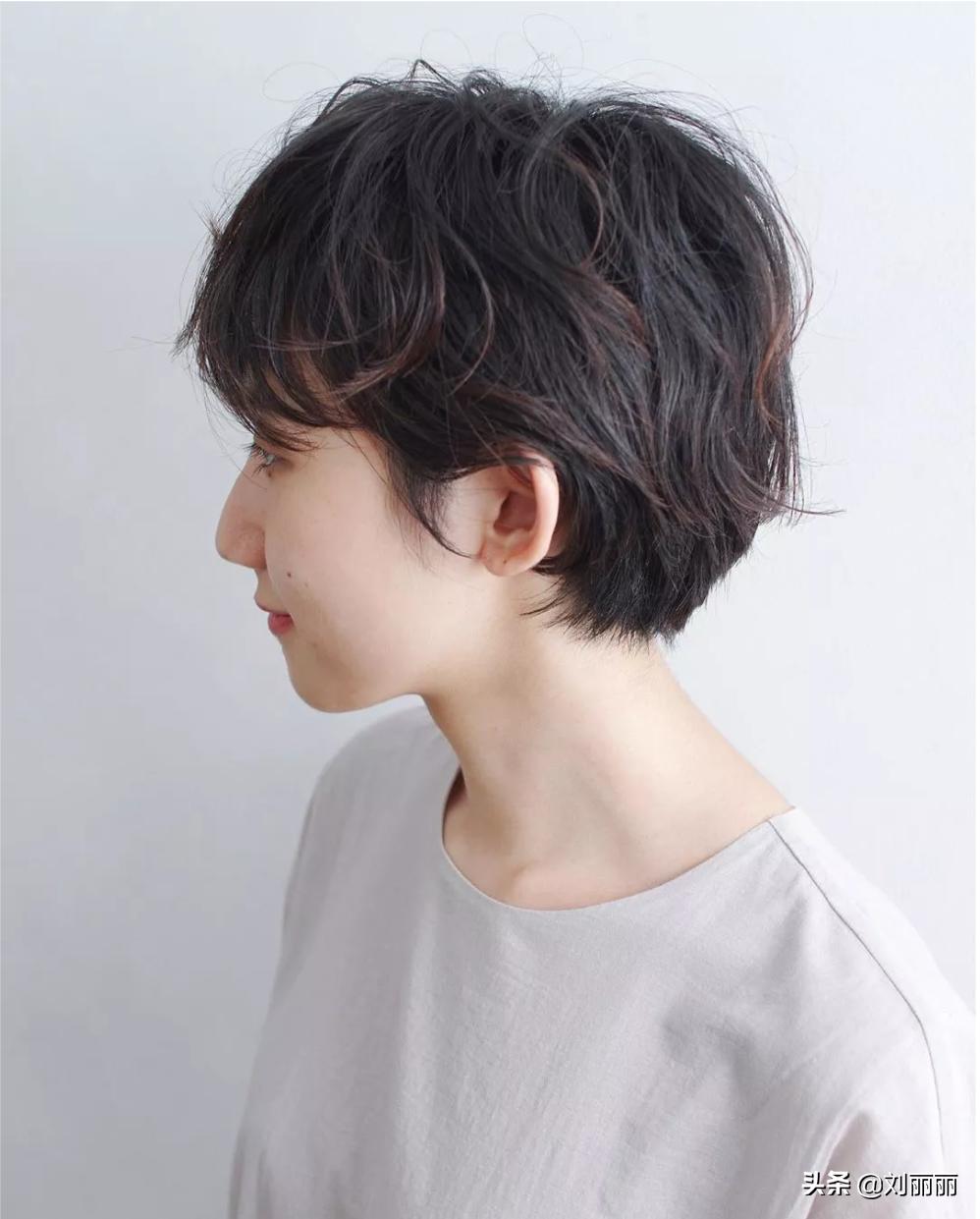 女生短发别针造型,所有女生剪完不用打理的减龄短发