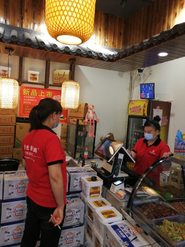 郑州十里铺街，来自于济源的知名炒鸡光光酱，味道果然可带劲儿啊