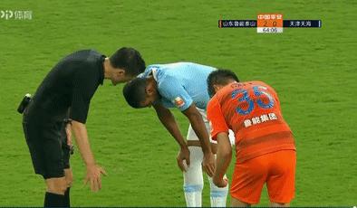昨晚30岁强援怒摔足球后又冲着裁判怒斥：幸好不是“中超名哨”