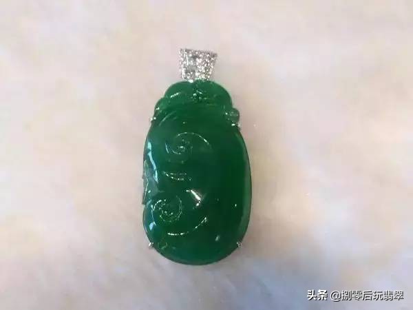 翡翠手镯洗澡时要取下来吗,戴翡翠手镯晚上需要取下来吗