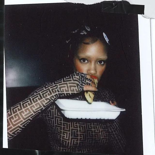 COS换logo引争议；北京SKP回应被投诉卖假货