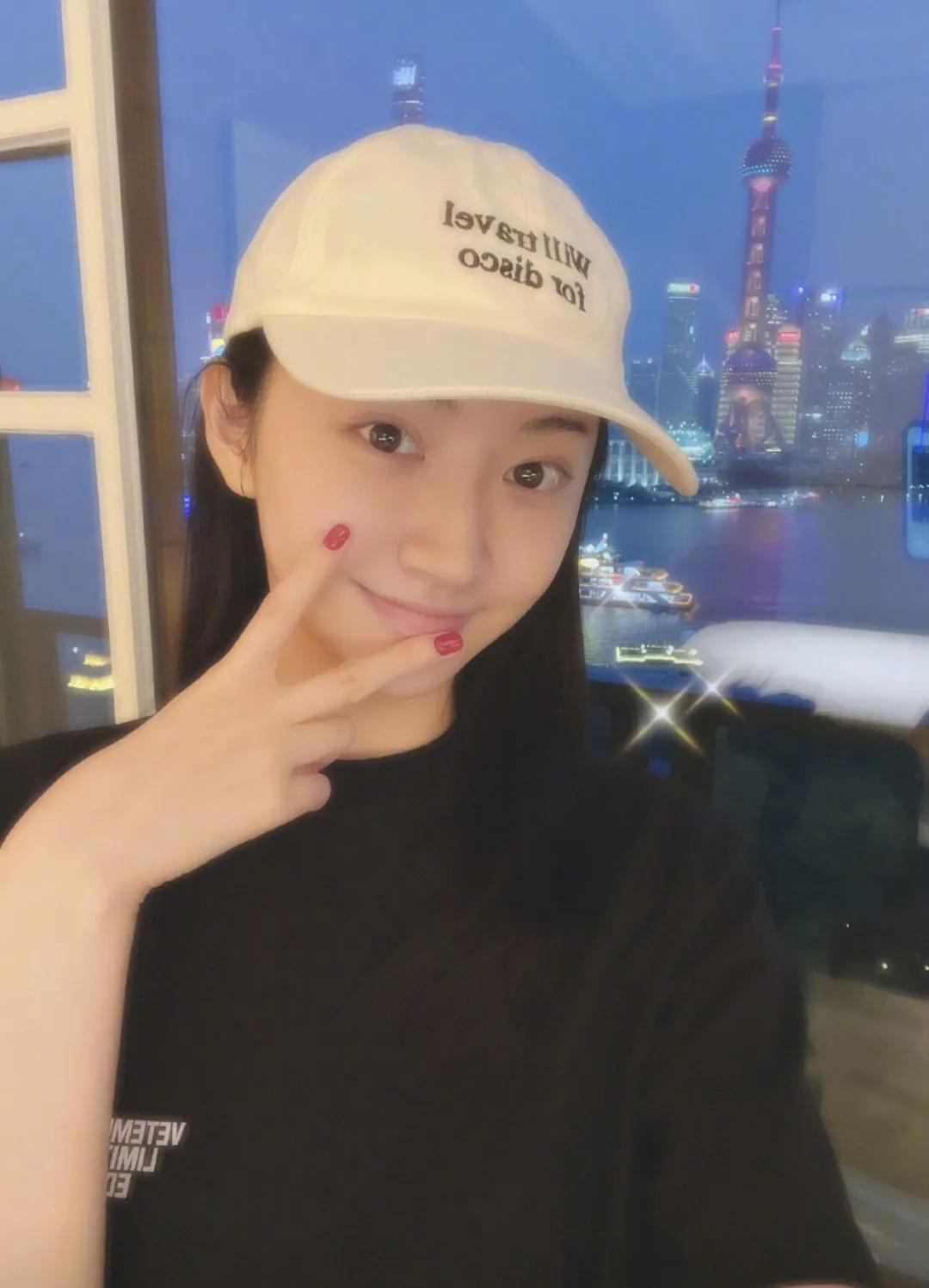 景甜素颜曝光认不出，自拍双眼皮疤痕明显，曾大方承认自己整容