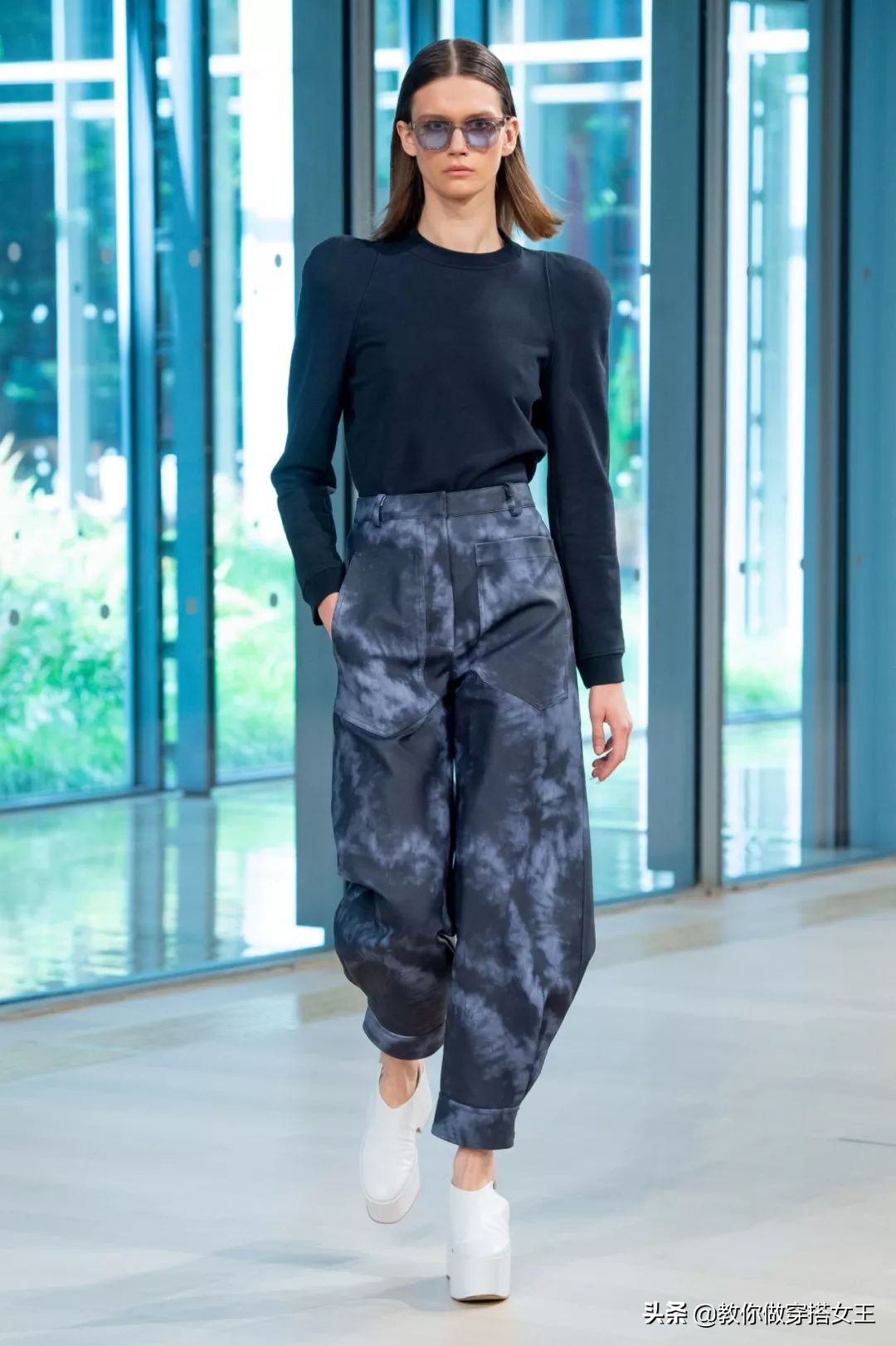 2020最潮搭配少不了这一条工装裤,初秋工装裤搭什么上衣