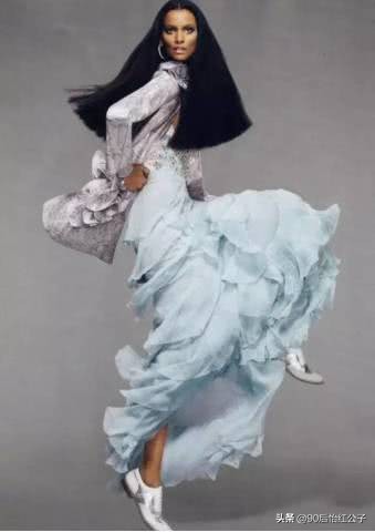 她4岁被*暴强**，13岁逃婚，如今令28个国家的男人闻风丧胆