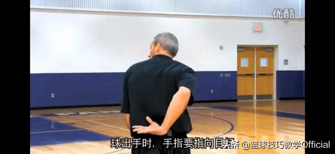 正确传球姿势教学胸前推传,传接球技术要领