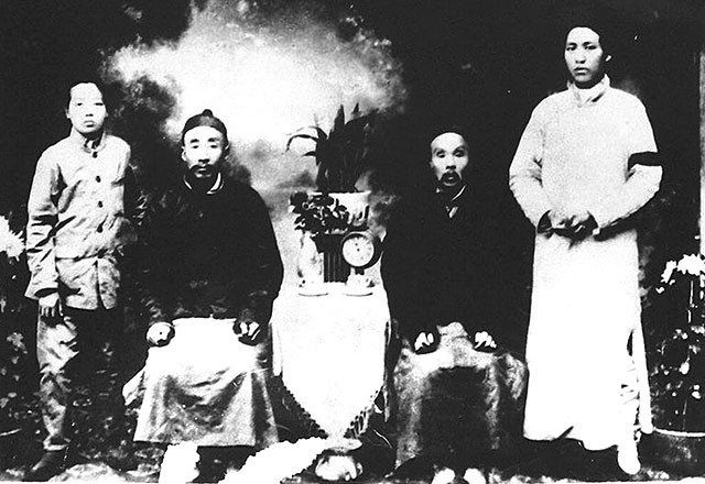 毛主席看到与母亲的合影，激动地用土话问道：咯是从哪里拱出来的