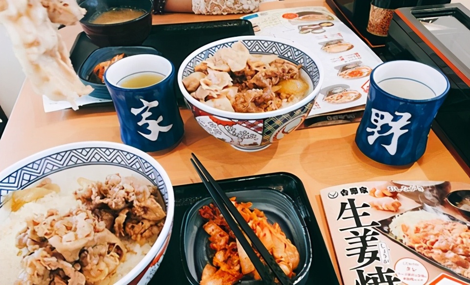 净利润暴跌1152.31%，关掉280多家门店，日本快餐巨头不香了？