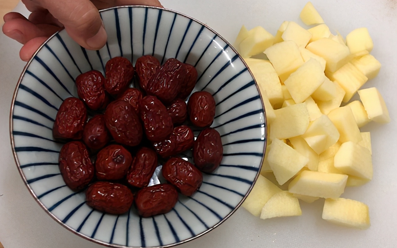 苹果直接煮着吃,苹果直接全冻吃可以吗