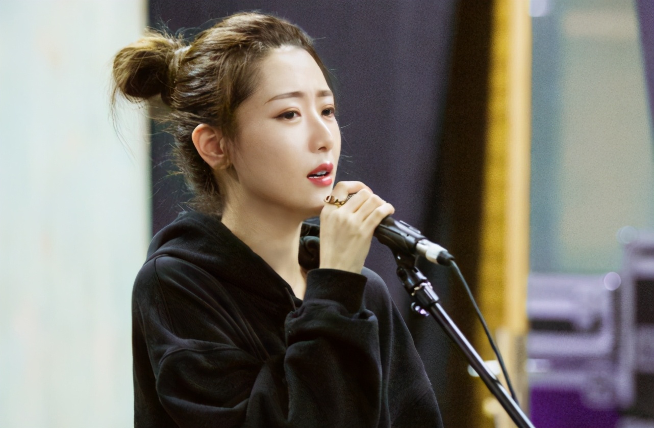 女明星舞台突发礼服事故,韩国女明星礼服意外脱落死亡