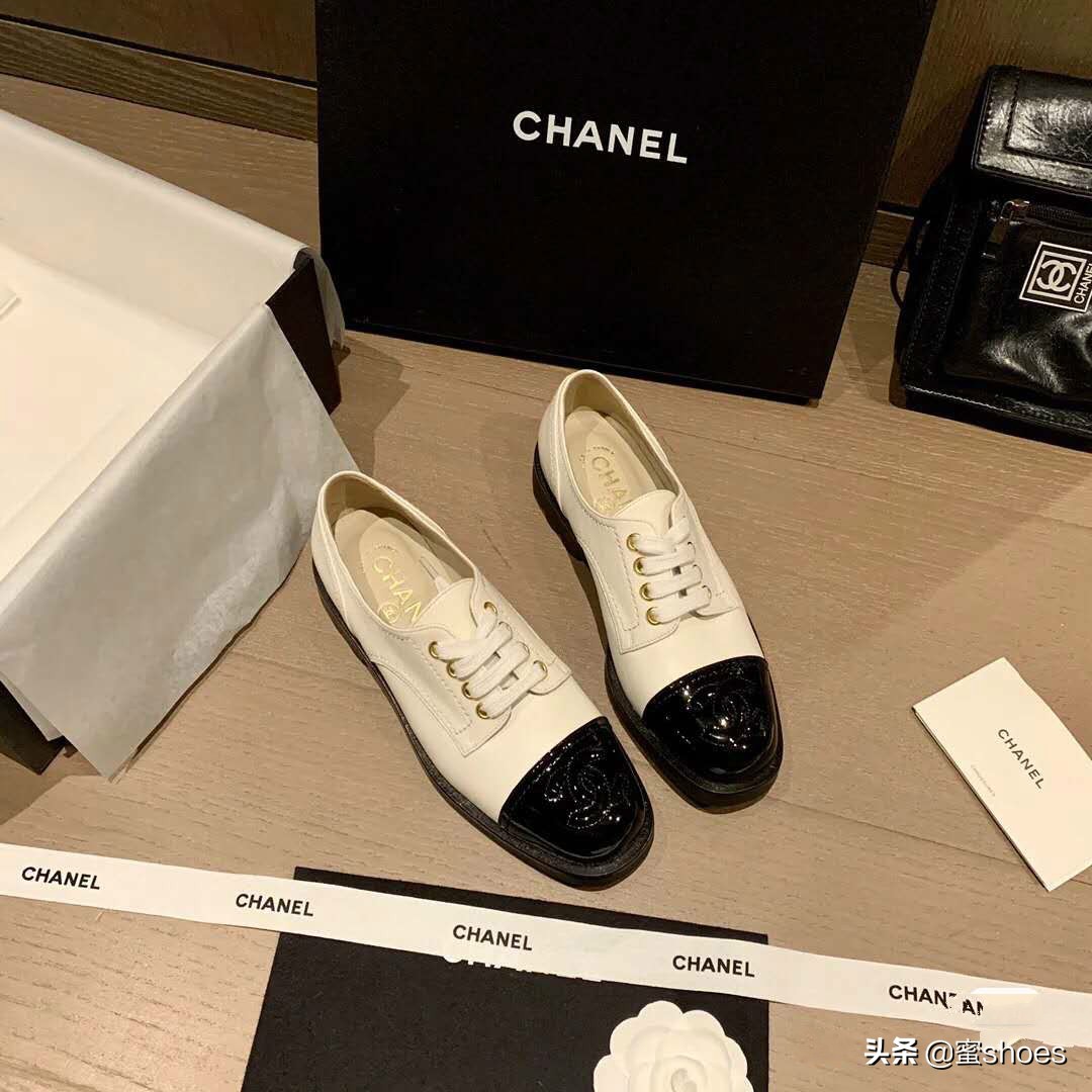 刘雯穿搭全靠小白鞋,刘雯穿的优衣库的绿色衬衣