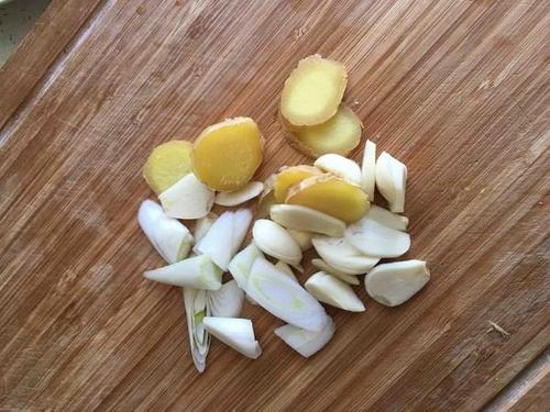 红烧鲤鱼怎样做不掉皮,红烧鲤鱼必备大菜多加两种食材