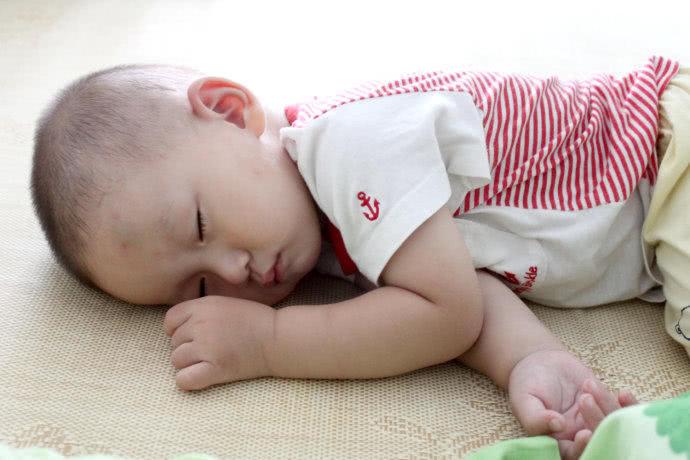 半岁婴儿从床上掉下昏迷至今，宝宝坠床，这种处理方法能避免悲剧