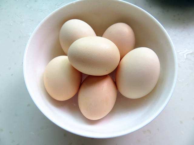白水煮蛋怎样把蛋清蛋黄混到一起,白水蛋的蛋黄和蛋白哪个更有营养