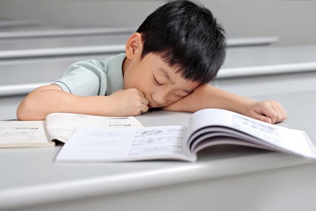 小学生写了“5个字”的作业，就累得睡着了，家长：我家也有同款